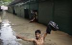 oversvømmet. En mand søger et sikkert sted i New Dehli, hvor Yamuna-floden er gået over sine bredder. 