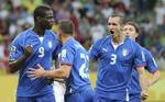 velklædt. Mario Balotelli scorede igen for Italien, men i modsætning til kampen mod Mexico, hvor han fik en advarsel efter at have fejret målet med at hive trøjen af, så beholdt han den på denne gang. 