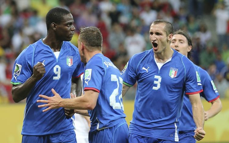 velklædt. Mario Balotelli scorede igen for Italien, men i modsætning til kampen mod Mexico, hvor han fik en advarsel efter at have fejret målet med at hive trøjen af, så beholdt han den på denne gang. 
