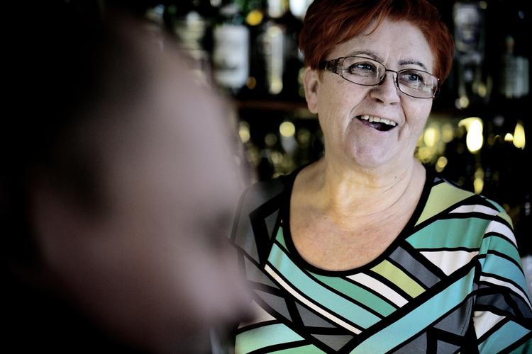 Gadefest. Til august vil Jane Pedersen fra Cafe Viking rykke udendørs og servere øl på Den Røde Plads for en dag, når en ny forening mod afpresning holder gadefest. 