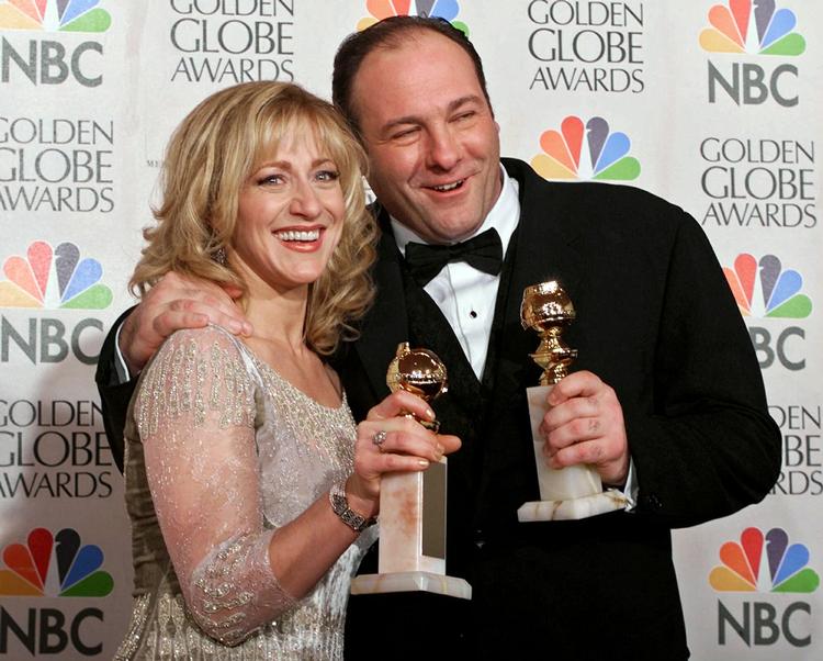 For nyligt har Gandolfini blandt andet haft roller i filmene 'Killing Them Softly' og 'Zero Dark Thirty', hvor han spiller rollen som CIA-bossen Leon Panetta. For spillet i 'The Sopranos' har Gandolfini vundet tre Emmy-priser. Her står han sammen med Edie Falco og fejrer prisen fra 2000. 