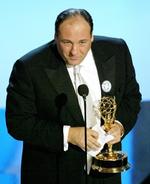 Gandolfini i 2003 med sin Emmy for bedste skuespilspræstation i en tv-serie. 