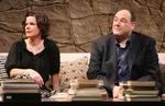 Gandolfini var primært kendt fra tv og film, mens i USA var han også kendt fra de skrå brædder. Ikke mindst opsættelsen af 'God of Carnage', skrevet af den franske dramatiker Yasmina Reza, og som blandt andet Jeff Daniels spillede med i, var en succes og indbragte i 2009 Galdolfini en nominering til teaterprisen Tony. Til venstre er det skuespilleren Marcia Gay Harden. 