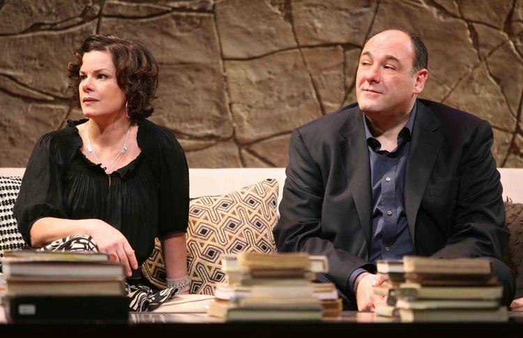 Gandolfini var primært kendt fra tv og film, mens i USA var han også kendt fra de skrå brædder. Ikke mindst opsættelsen af 'God of Carnage', skrevet af den franske dramatiker Yasmina Reza, og som blandt andet Jeff Daniels spillede med i, var en succes og indbragte i 2009 Galdolfini en nominering til teaterprisen Tony. Til venstre er det skuespilleren Marcia Gay Harden. 