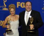 Gandolfinis karriere indbragte ham masser af priser. Her står han i 2003 sammen med Edie Falco med en Emmy for skuespillet i 'The Sopranos'. 
