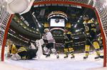 udligning.  Chicago Blackhawks vandt udekampen i finaleserien mod Boston Bruins og har dermed udlignet til 2-2 sammenlagt. 