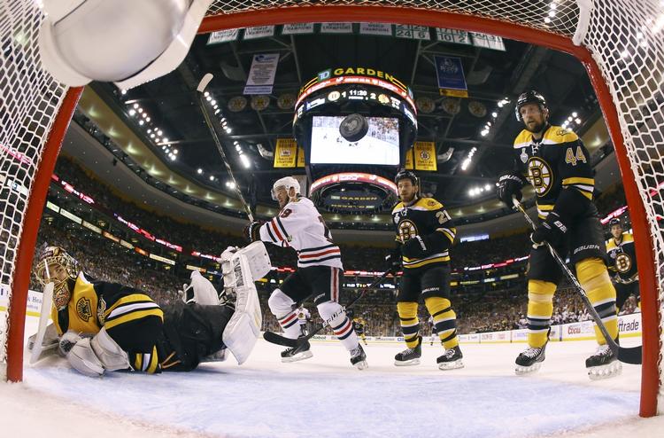 udligning.  Chicago Blackhawks vandt udekampen i finaleserien mod Boston Bruins og har dermed udlignet til 2-2 sammenlagt. 
