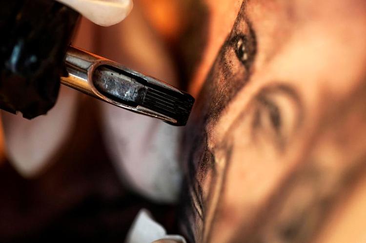 NÅLESTIK. I studiet hos Tatto-Liz i København anvendes bl.a. denne miljøgodkendte sorte farve. Tatto-Liz kan ikke forstå, hvorfor farven snart ikke må bruges mere. 