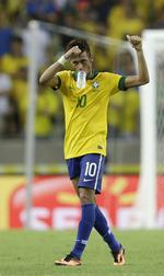 vægtproblemer. Neymar hilser ud mod publikum efter 2-0-sejren mod Mexico, hvor brasilianeren både var målscorer og oplægger. 
