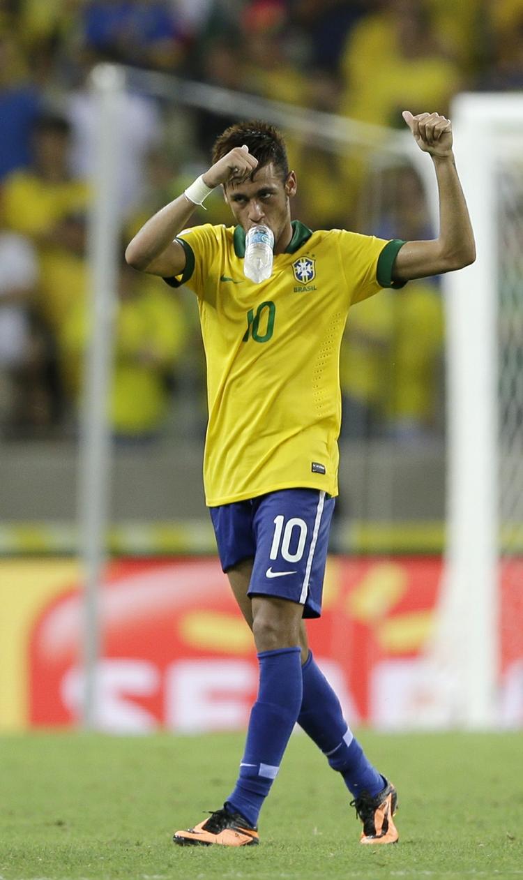 vægtproblemer. Neymar hilser ud mod publikum efter 2-0-sejren mod Mexico, hvor brasilianeren både var målscorer og oplægger. 