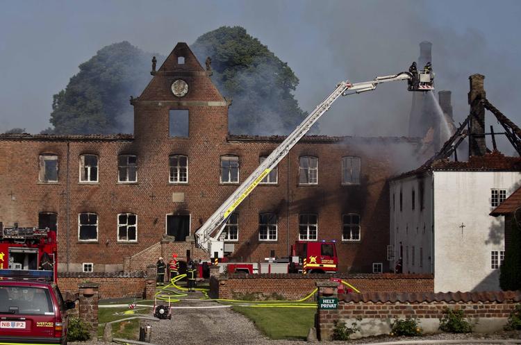 TOMT. Kun ydermurene står tilbage efter den omfattende brand i Sparresholm Gods' hovedbygning. 