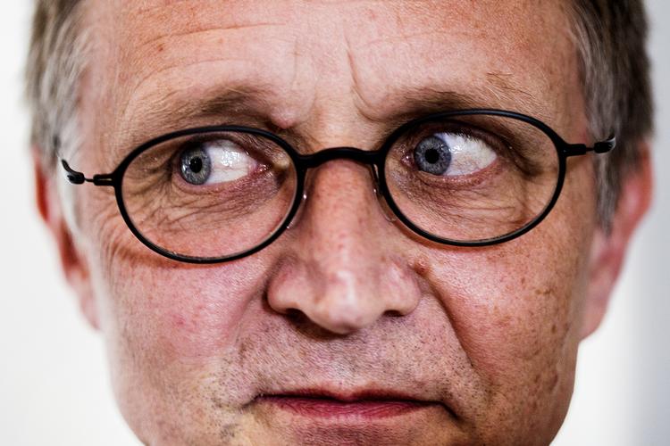 udenfor. Danmarks Lærerforening, med Anders Bondo Christensen i spidsen, står uden for den aftale, som regeringen har lavet sammen med de fleste offentlige forbund samt Kommunernes Landsforening. 