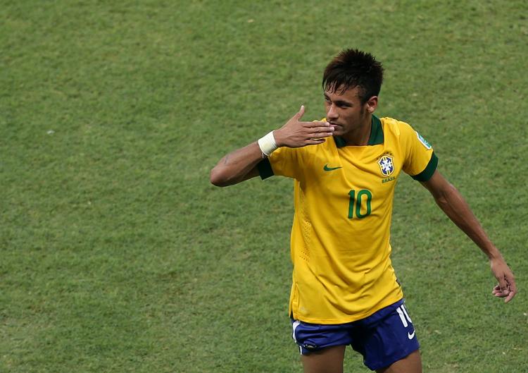 protester. Fodboldstjernen Neymar blander sig nu i koret af utilfredse brasilianere. 