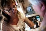 TUSCH. Tatto Liz bruger farver fra tre forskellige producenter. 