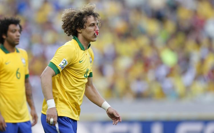 næsebeskytter. Brasiliens David Luiz brækkede næsen i første halvleg af kampen mod Mexico, men spillede videre med lidt gaze stoppet op i næsen. 