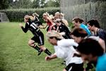 Fodboldfitness. Konceptet kombinerer styrke- og fodboldøvelser og er målrettet voksne kvinder. Der er fokus på træningen og det sociale aspekt frem for på turneringer. Vi besøger et hold i Gladsaxe. Der plejer at være mellem 18 og 25 kvinder til træning hver gang. Nogle har været i gang i et års tid, andre er helt nye. 