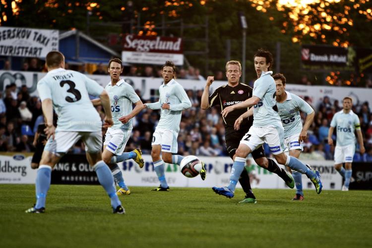 ombygning. Flere tilskuere kommer under tag på Haderslev Stadion, når den nye tribune står klar. 
