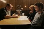 Sopranos. Tony Soprano (James Gandolfini) i selskab med sønnen Anthony (Robert Iler) og hustruen Carmela Soprano (Edie Falco) i en af seriens sidste scener. Onsdag døde James Gandolfini i Rom, 51 år. 