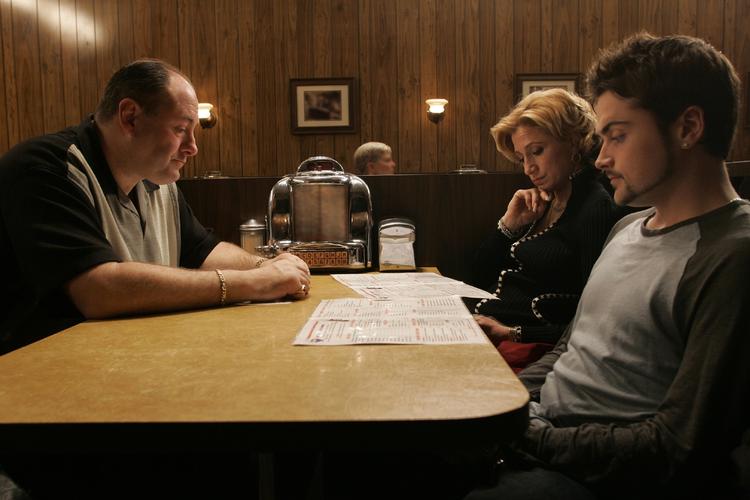 Sopranos. Tony Soprano (James Gandolfini) i selskab med sønnen Anthony (Robert Iler) og hustruen Carmela Soprano (Edie Falco) i en af seriens sidste scener. Onsdag døde James Gandolfini i Rom, 51 år. 