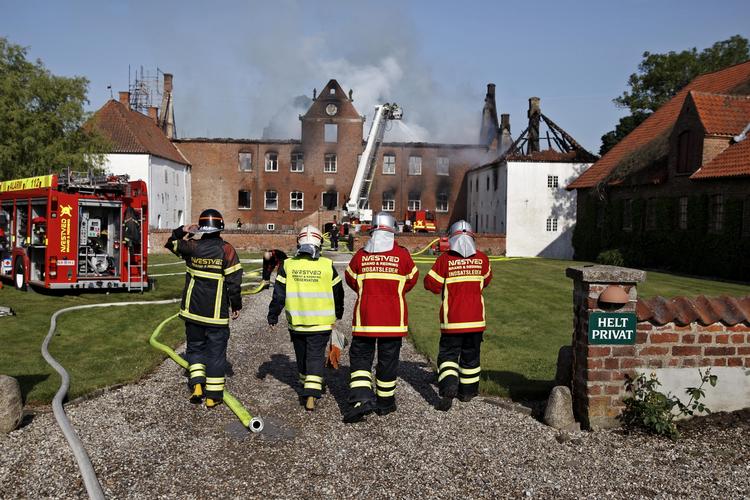 STORBRAND. Brandfolk ved den udbrændte hovedbygning på Sparresholm Gods. 