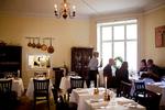 fransk. Le Sommelier er et godt sted at blive introduceret til det franske køkkens klassikere. For eksempel serverer restauranten i Bredgade en fremragende kalvebrissel. 