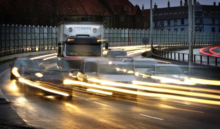 Brændstof. Tre italienske venner fandt omkring spisebordet på ideen at udnytte lufttrykket fra trafikken ved at opstille vindmøller med lodrette aksler langs vejene. 