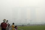 Singapore har et varmt klima og kan lige for tiden glæde sig over temperaturer på 28-33 grader. Alligevel opfordres børn og ældre til at opholde sig indendøre på grund af smog. 