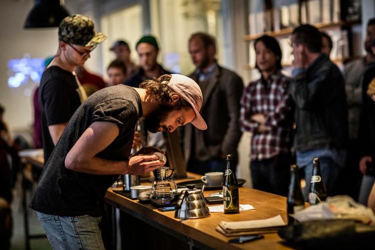 Fredagsbar. Når byens kaffeglade mennesker mødes fredag aften, er det, selvfølgelig, over kedler, kander og friskristede bønner. Og et par kolde fra kassen. 