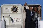 farvel. Barack og Michelle Obama vinker farvel og forlader Berlin efter et to dages officielt besøg i Tyskland. 