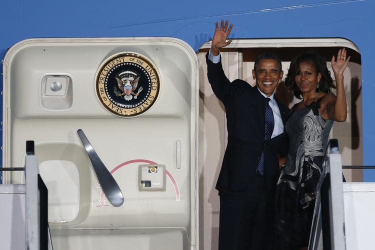 farvel. Barack og Michelle Obama vinker farvel og forlader Berlin efter et to dages officielt besøg i Tyskland. 