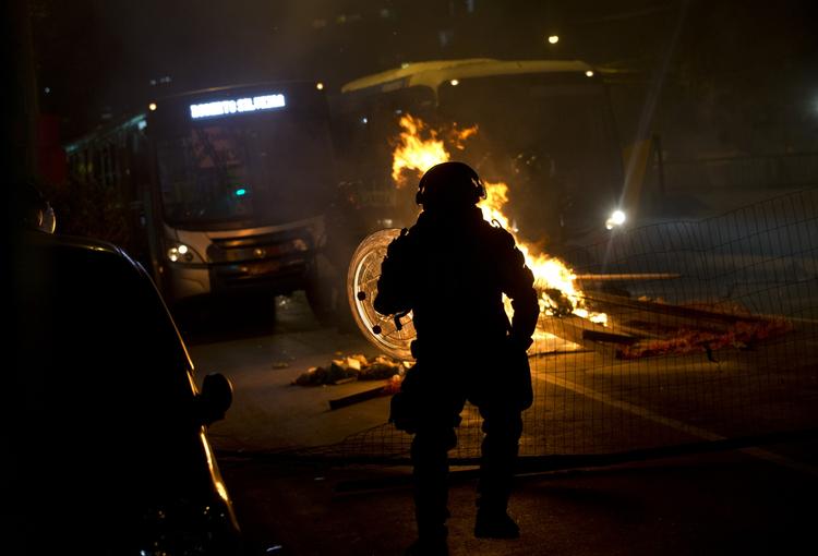 URO. Brasilien har de seneste dage været ramt af de største protester i 20 år. Politiet måtte tidligere på ugen bruge tåregas, peberspray og gummikugler for at sprede grupper af maskerede unge. 