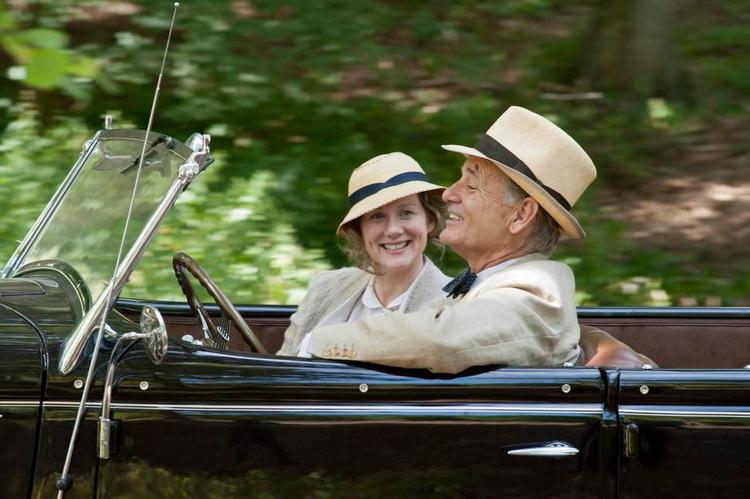 Solgt! Roosevelt aka Bill Murray, lam fra bæltestedet og ned - og så alligevel ikke helt - tøer den pæne kusine op i en grad, så amorinerne flyver om kap med den åbne cabriolet. 