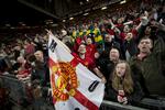 stemning. Selv mestrene Manchester Uniteds hjemmebane, Old Trafford, er forbavsende stille og andægtig, når klubben ikke spiller de store kampe. For dem har de mest loyale tilhængere fravalgt, mens tribunerne fyldes af turister og sponsorer. 