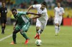 to'er. Uruguays  Luis Suarez, som kæmper om bolden med Nigerias Godfrey Oboabona, måtte aflevere sin titel som national topscorer tilbage til veteranen Diego Forlán, der scorede sit mål nummer 34 for landsholdet. 