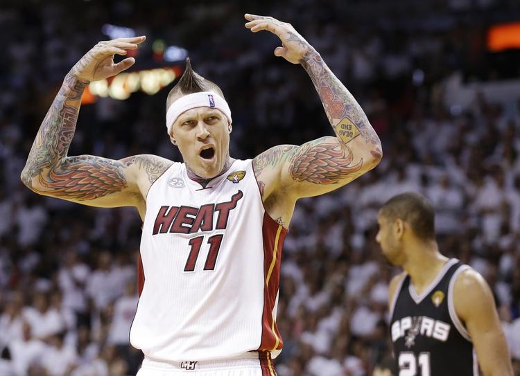 gejst. Miami Heats Chris Andersen, med tilnavnet 'Birdman', opildner publikum. 