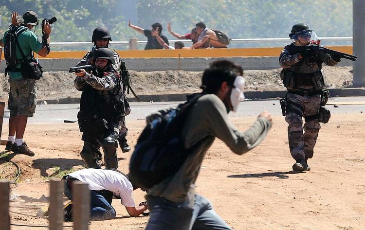 Vrede. Uro har bredt sig i Brasilien, som skal arrangere både fodbold-VM og OL. 