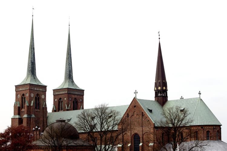 Gravsted. Udgravningerne til regentparrets gravkrypt i Roskilde Domkirke er begyndt. 