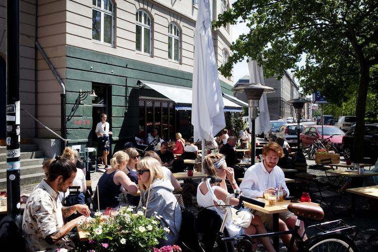 Solskin. Få en god start på dagen på en af Københavns mange caféer. 