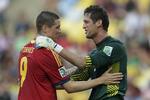 Bøddel. Fernando Torres siger tak for kamp til Tahitis målmand, Mikaël Roche, som han passerede fire gange på Maracana. 30-årige Mikaël Roche prøvede som helt ung lykken i fransk fodbold, men slog aldrig i gennem. På Tahiti arbejder han som skolelærer. 