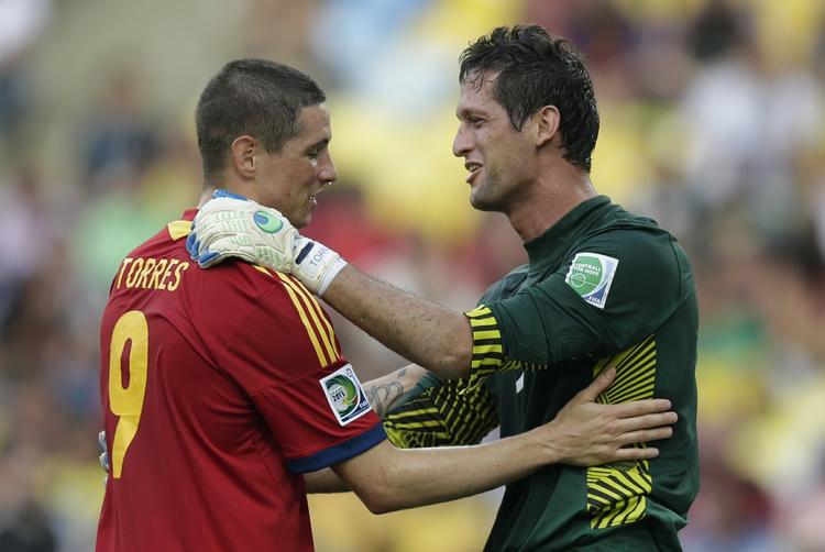 Bøddel. Fernando Torres siger tak for kamp til Tahitis målmand, Mikaël Roche, som han passerede fire gange på Maracana. 30-årige Mikaël Roche prøvede som helt ung lykken i fransk fodbold, men slog aldrig i gennem. På Tahiti arbejder han som skolelærer. 