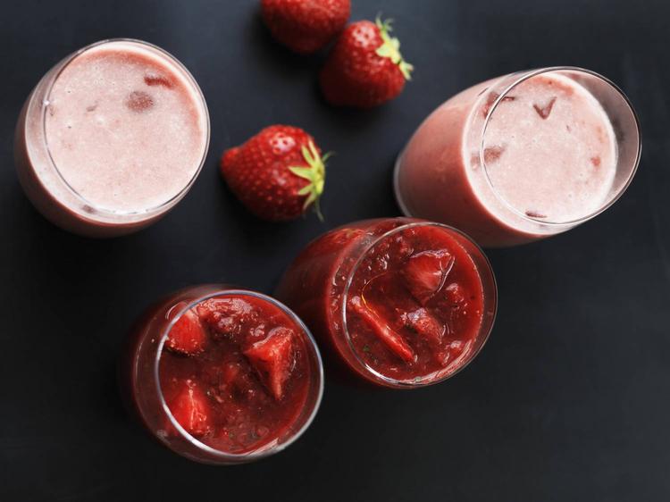 Drikkejordbær. Brug jordbærret, der er i højsæson lige nu, til lassi og gazpacho, og få en tvistet bærsmag til de læskende drikke. Den lyserøde lassi kan drikkes til indisk mad, eller som du drikker smoothies. Server gazpachoen som forret eller fyldig velkomstdrink. 