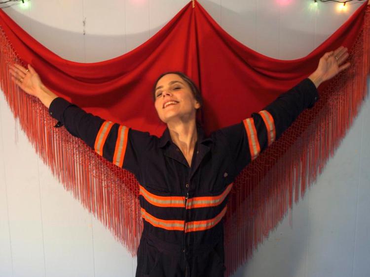 Snehvide. Scout Niblett smiler. Men inde bag facaden er hun benhård. 