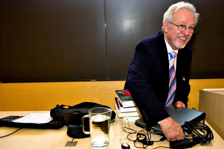 kontroversiel. Helmut Nyborg har tidligere været i mediernes fokus. Blandt andet for en kontroversiel udtalelse om, at kvinder har lavere IQ end mænd, og at hvide har større end sorte. 
