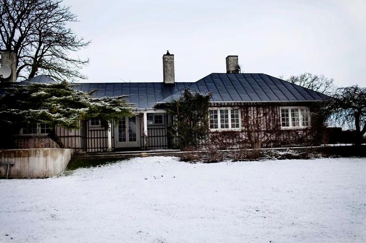 Reddet. Knud W. Jensens hus bliver nu istandsat og vil blive bevaret, selv om det bliver solgt til en anden ejer. 