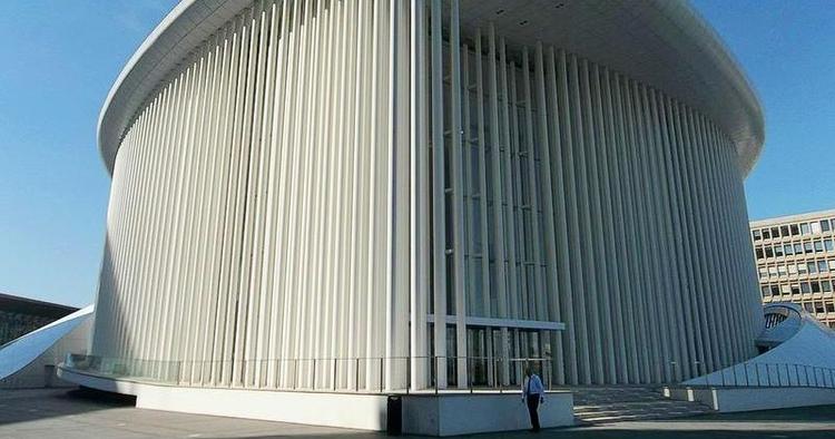 Musik. Den smukke Philharmonie på Place de l'Europe. 