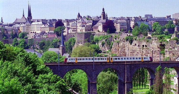 PITTORESK. Grønne dale og lodrette klippevægge omkranser Luxembourg. 