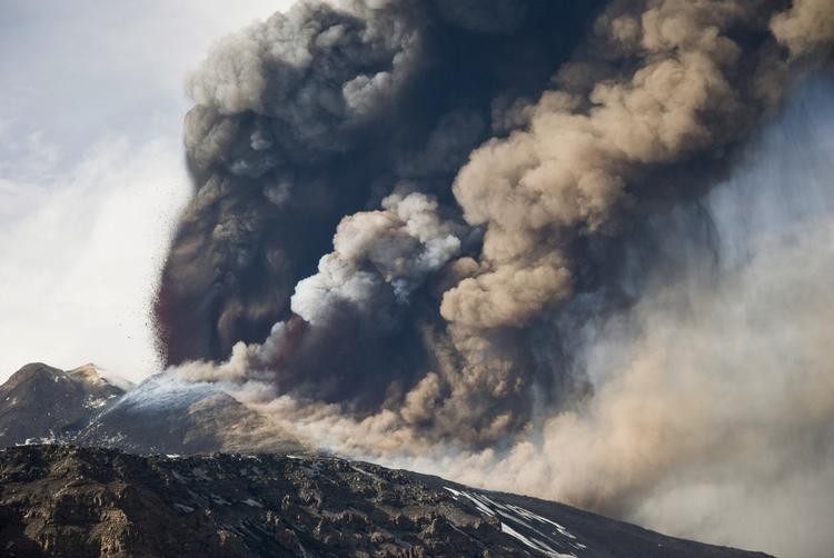 Aktiv. Etna rører stadig på sig engang imellem. Billedet er fra april 2012. 
