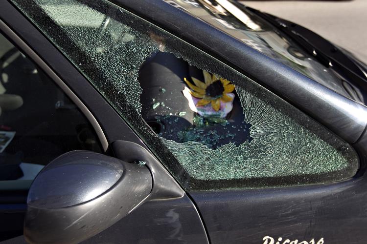 skyld. Hvis ingen er ansvarlige for noget, kan man heller ikke straffe folk for deres handlinger, er der måske nogle, der vil sige. Men der er forskel på at være moralsk ansvarlig for sine handlinger, og at blive holdt moralsk ansvarlig for sine handlinger, skriver Rune Klingenberg. 