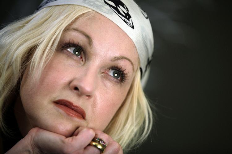Sanger. Cyndi Lauper har gennem de sidste 40 år solgt flere end 30 mio. eksemplarer af sine hidtil udgivne soloalbum. 