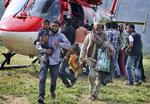 Indien. Pilgrimme, som har været fanget i bjergene i delstaten Uttrakhand, bliver fragtet væk med helikopter. 